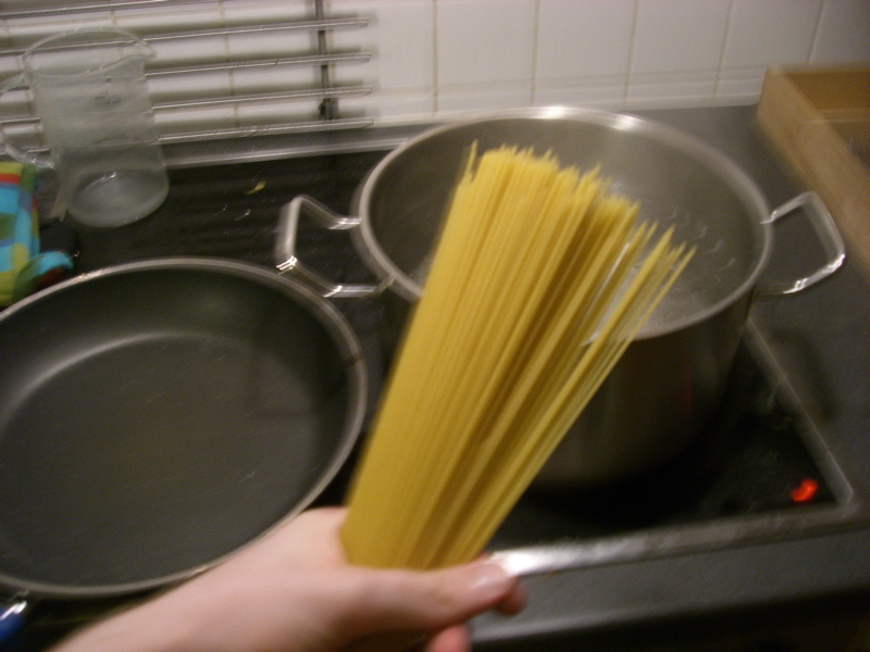 Nächster Schritt: Pasta ins kochende und gut gesalzene (noch so ein typischer Fehler - der auch mir häufig unterläuft) Wasser. In dem Fall waren das nur Spaghetti, weil wir gerade nichts anderes hatten, ich empfehle an sich primär Fussili oder Linguine.