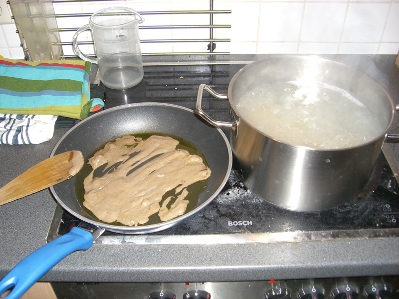 Sobald die Pfanne einigermaßen warm ist, also das Pasto (oder in diesem Fall Trüffelcreme) hinein und schön umrühren.