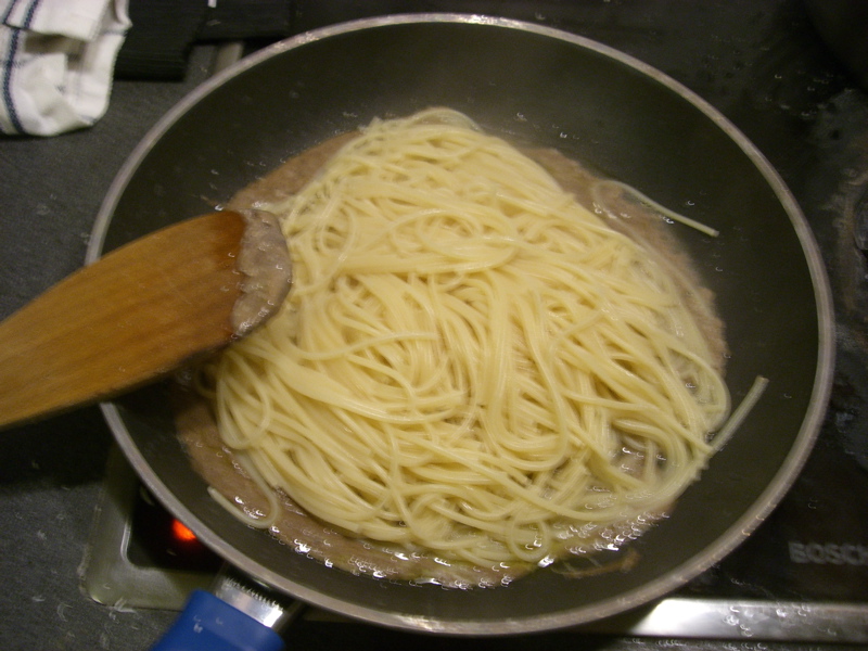 Jetzt die ordentlich abgetropfte (oder frische) Pasta hinzugeben und umrühren.